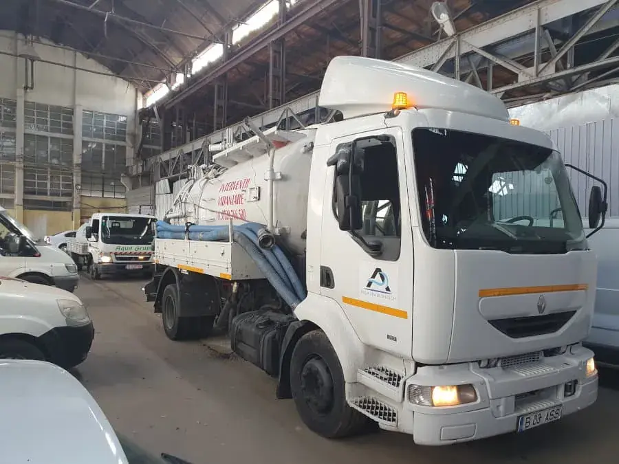 Vidanjă albă într-o hală
