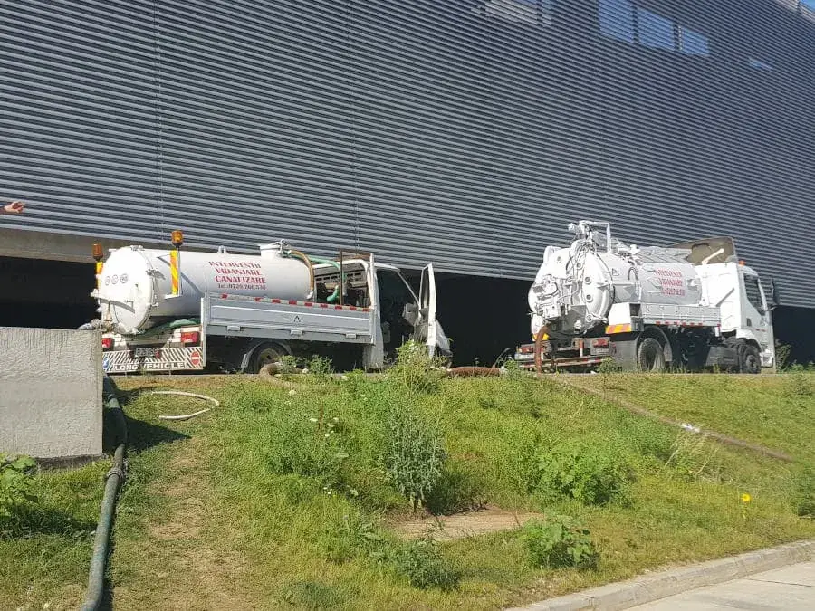 Vidanje parcate lângă o clădire