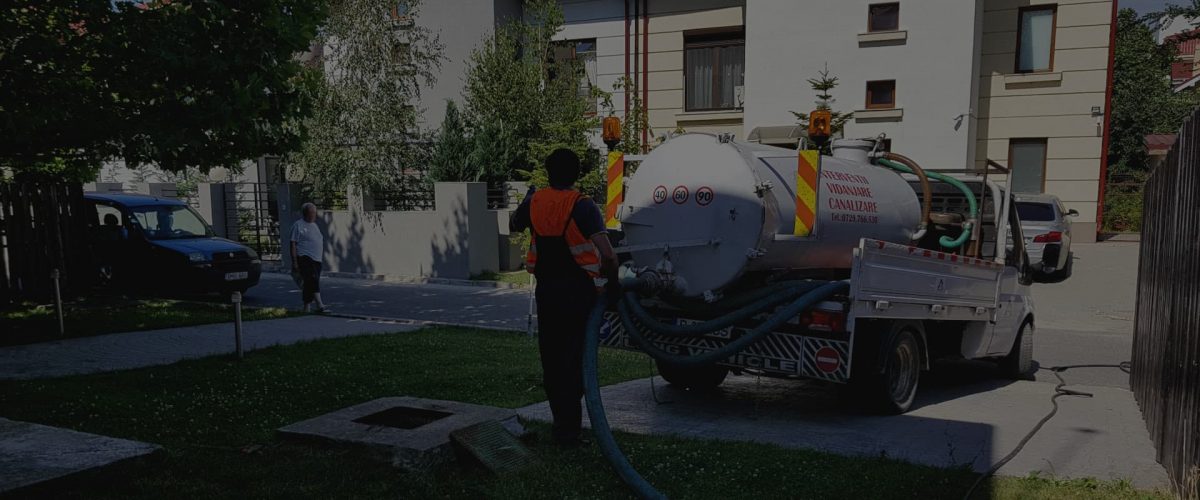 Vidanjare la fosa din curtea unei case