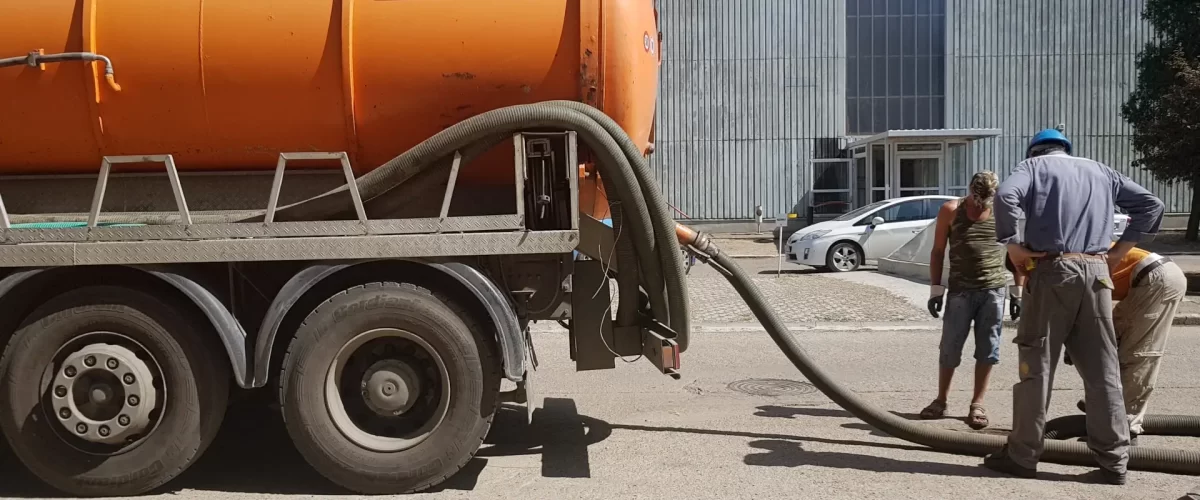 Vidanjă cu furtunul întins până la un cămin